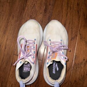 Brooks women’s  Sneakers - White and Pink